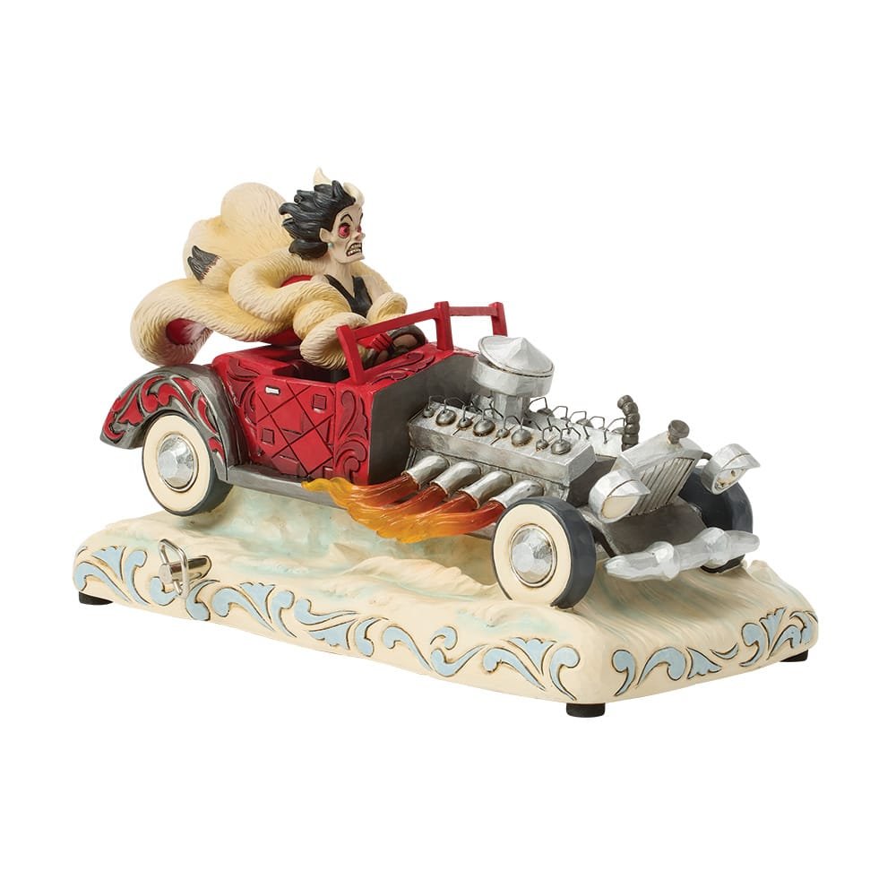 Enesco Jim Shore-beeldje van Cruella de Vil in haar rode auto met rosemaling- en patchworkpatronen, met vlammen uit de motor en opwindsleutel voor haar kenmerkende melodie.