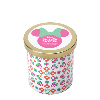 Laat je huis stralen met een tropische Disney-vibe dankzij de Disney Home Minnie Mouse Mango & Frangipani geurkaars. De zoete mango en exotische frangipani zorgen voor een frisse, ontspannende sfeer, terwijl het speelse Minnie Mouse-design een vrolijke eyecatcher is in elk interieur.