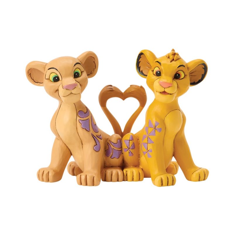 Enesco Jim Shore-beeldje van Simba en Nala uit The Lion King, zittend met verstrengelde staarten in hartvorm, versierd met rosemaling- en bloemmotieven.