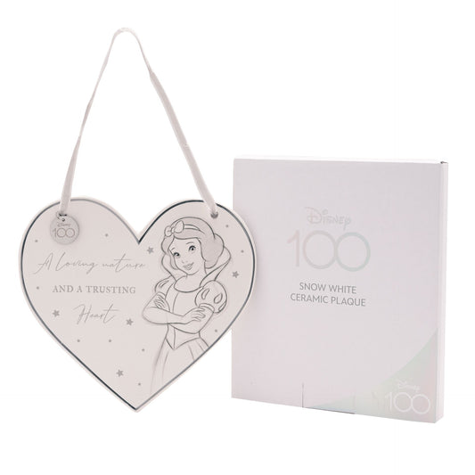 "Betoverende Sneeuwwitje keramische plaquette van Disney 100 - Met inspirerende illustratie van Sneeuwwitje en de titel 'A Loving Nature and a Trusting Heart'. Een must-have voor Disney-liefhebbers van alle leeftijden! Verpakt in een prachtige geschenkverpakking."