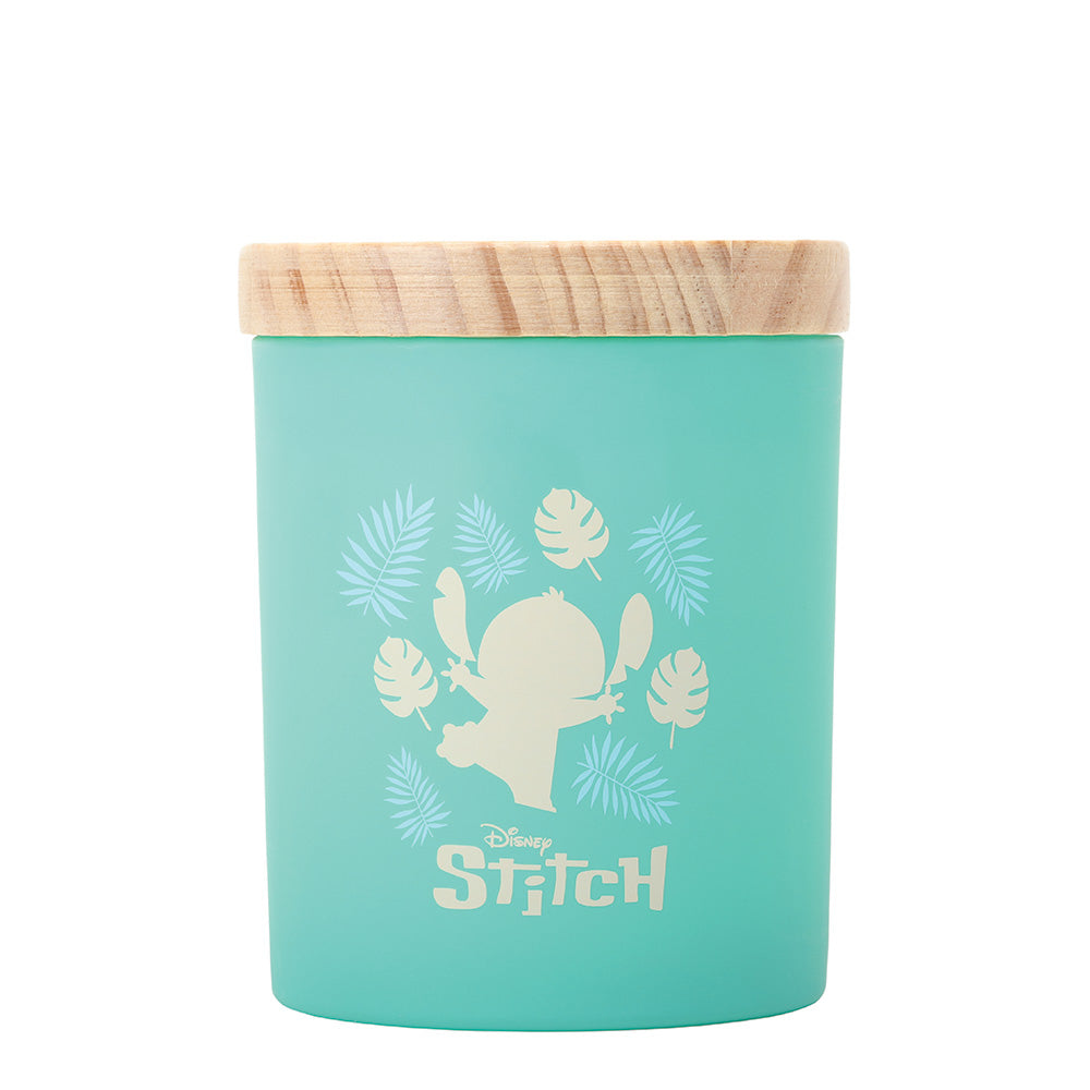 Breng een frisse, tropische Disney-vibe in huis met de Disney Home Stitch Palm Leaf & Malay Apple geurkaars. Het aroma van palmblaadjes en zoete Malay-appel zorgt voor een ontspannen, vrolijke sfeer, terwijl het speelse Stitch-design de kaars tot een charmante eyecatcher maakt.
