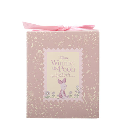 Haal de charme van Winnie de Poeh in huis met de Disney Home Knorretje Spring Blossom & Acorn geurkaars. De bloemige lentegeur gecombineerd met warme eikeltonen vult je ruimte met vrolijkheid en ontspanning, en het iconische Knorretje-design maakt de kaars tot een echte blikvanger.