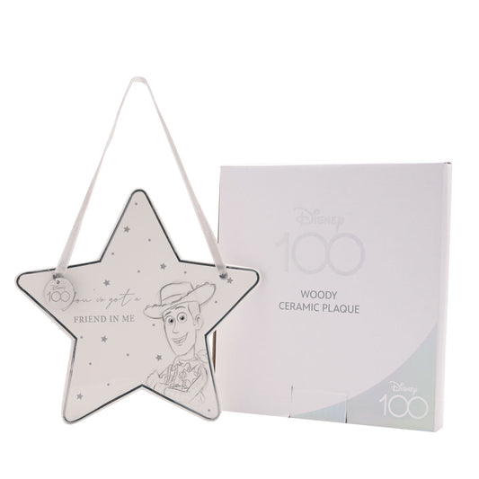 "Betoverende Woody keramische plaquette van Disney 100 - Met inspirerende illustratie van Woody uit Toy Story en de titel 'You've Got a Friend In Me'. Een must-have voor Disney-liefhebbers van alle leeftijden! Verpakt in een feestelijke geschenkverpakking."